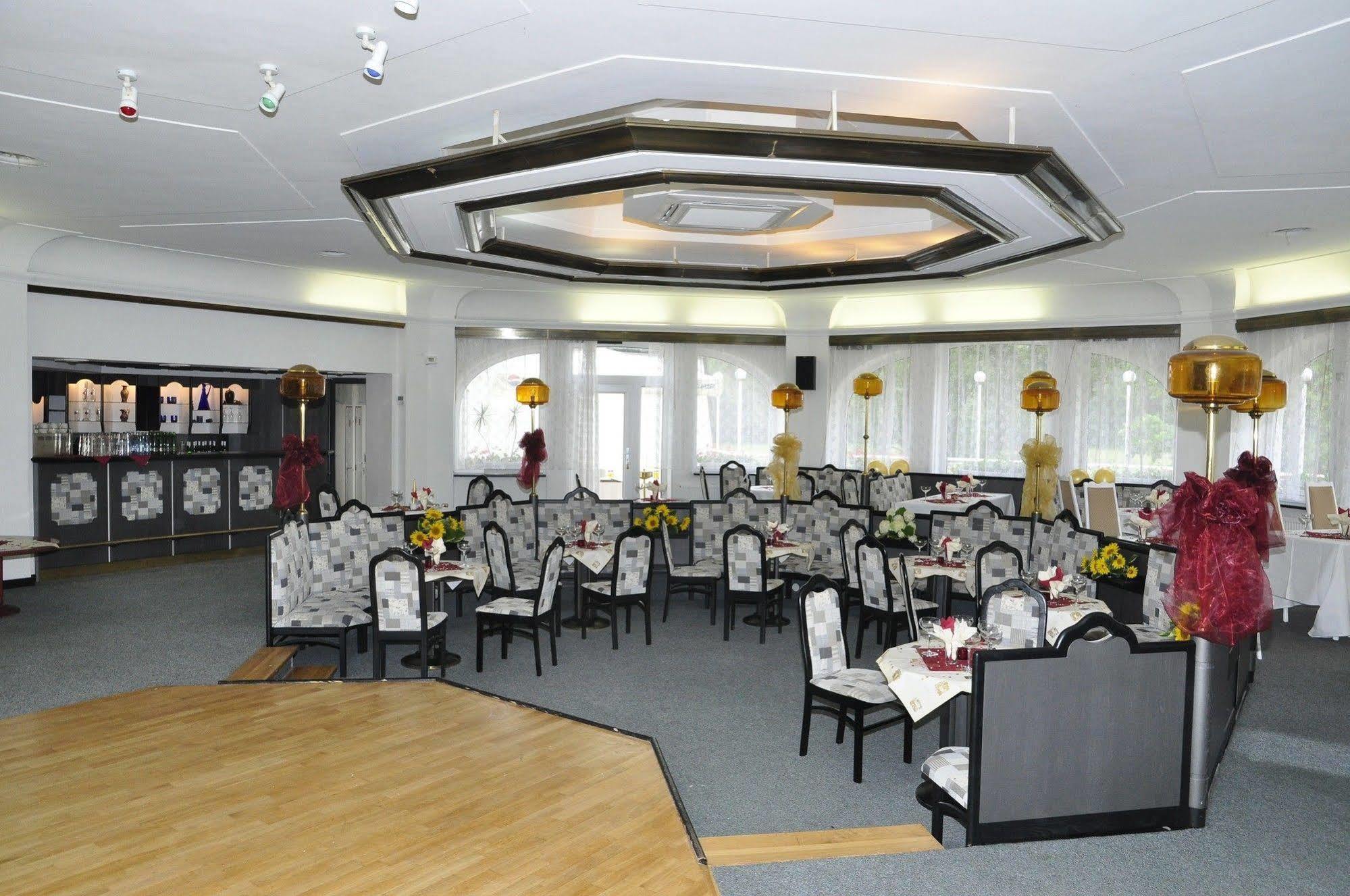Hotel Ostrov Nymburk Exterior photo